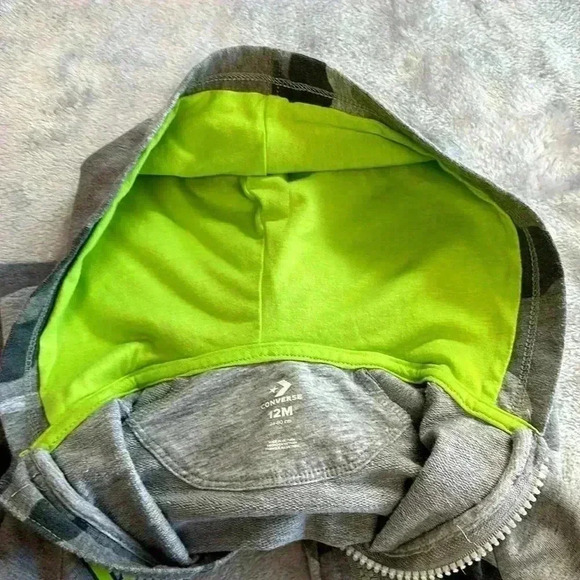 Converse - camo  design hooded sleeper/romper/jumpsuit. Size 12 months - Picture 4 of 5